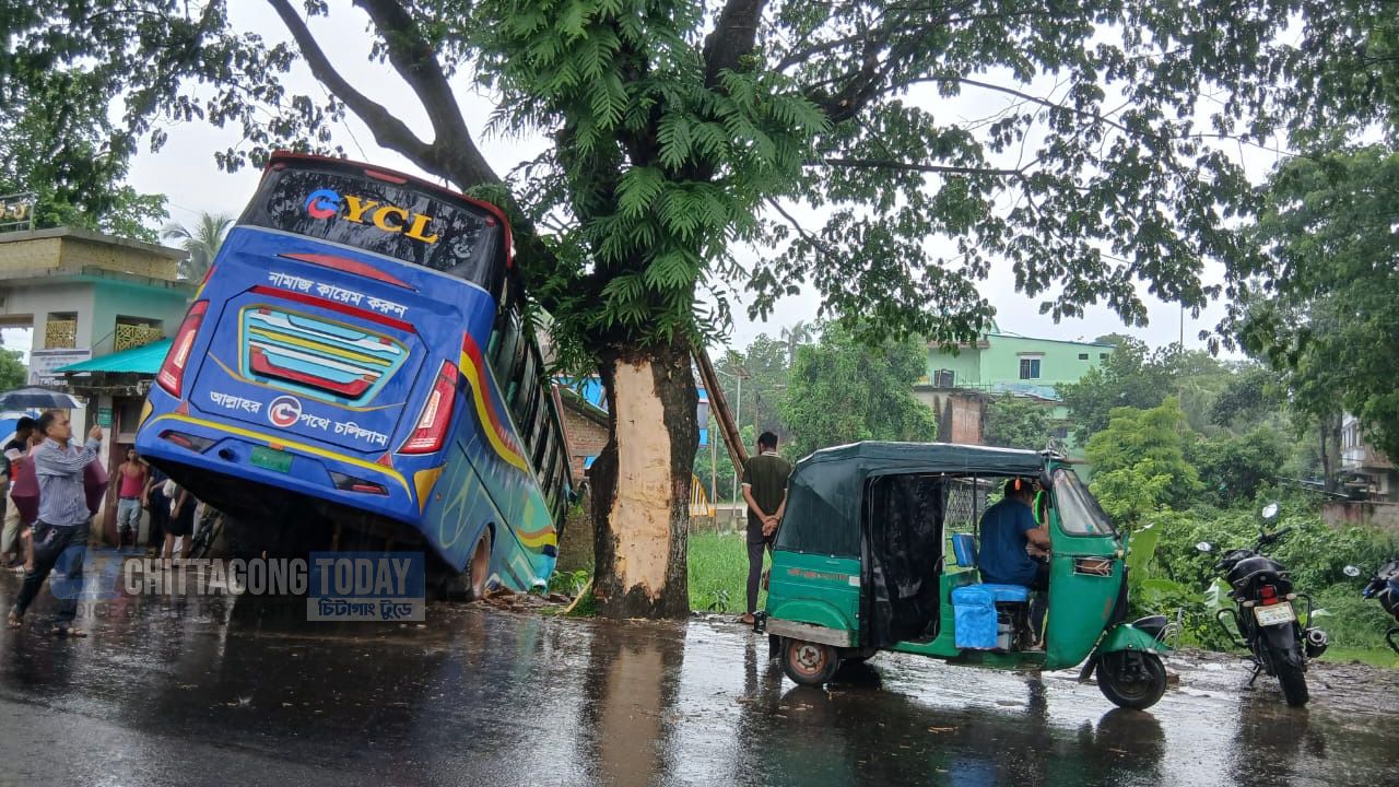 রাউজান নোয়াপাড়ায় নিয়ন্ত্রণ হারিয়ে দূর্ঘটনা কবলে যাত্রীবাহী বাস 