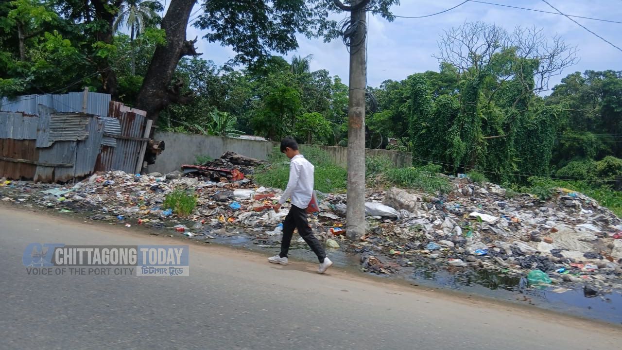 চট্টগ্রামে রাউজান নোয়াপাড়া রাস্তার পাশে ময়লার স্তুপ।