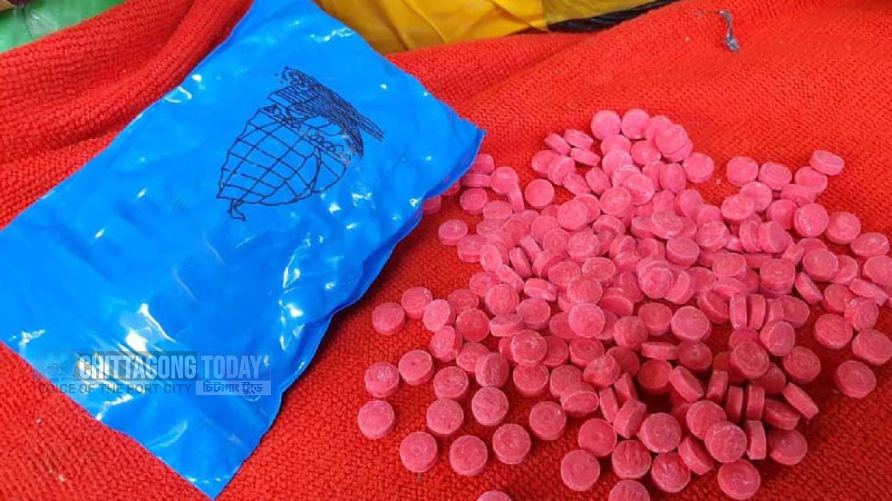 ব্যাগে লাখ ইয়াবা, জব্দ তালিকায় ‘৪০০ পিস’
