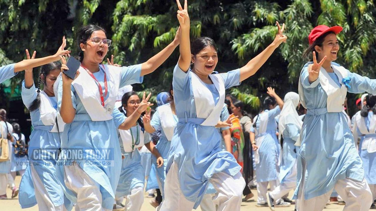 ফল প্রকাশের পর উচ্ছ্বসিত শিক্ষার্থীদের আনন্দ-উচ্ছ্বাস