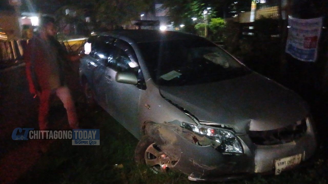 চুয়েটের সামনে কাপ্তাই সড়কে প্রাইভেটকার দুর্ঘটনা: অপরিকল্পিত ডিভাইডার ও আলোর অভাবে বেড়েই চলেছে প্রাণহানি