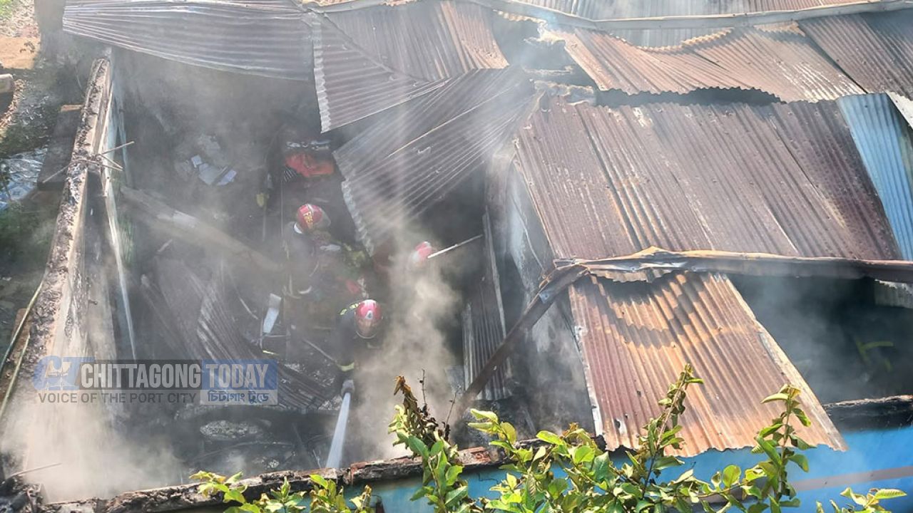 গাজীপুরে বসতঘরে আগুন, দুই শিশুসহ দগ্ধ মা-বাবা